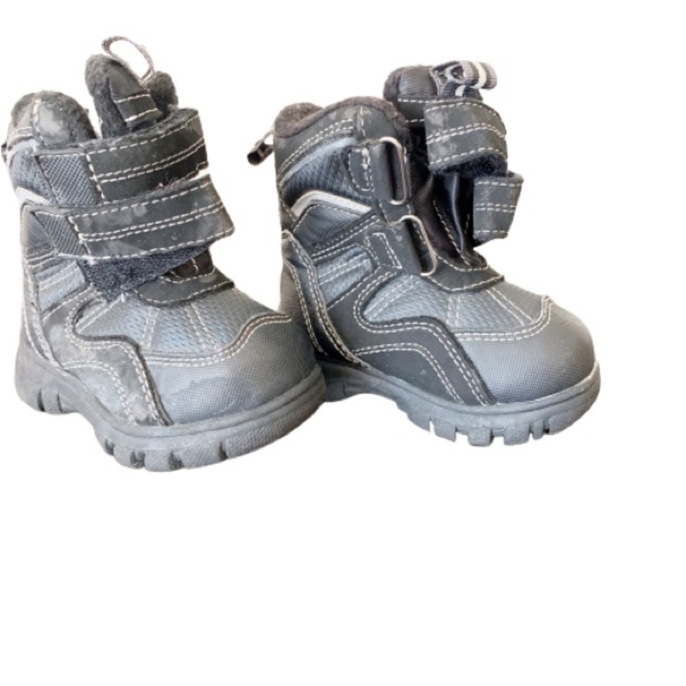 Kids black snow boots size 4